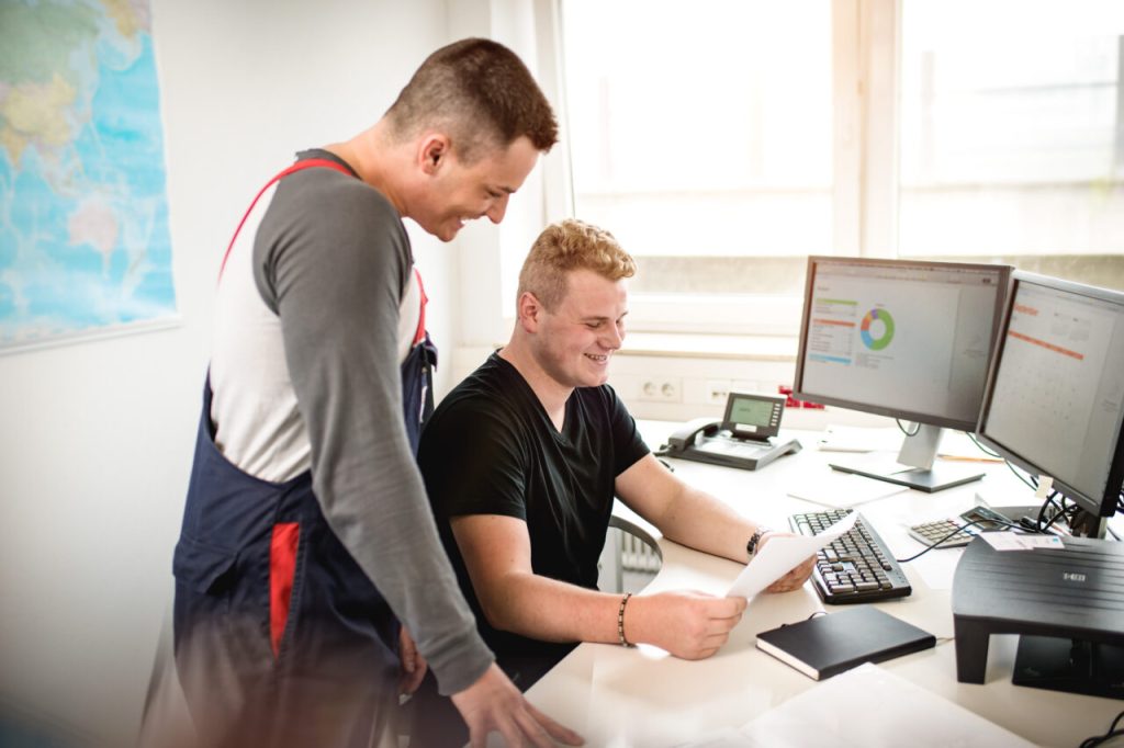 Zwei Kollegen vor PC-Bildschirmen im Büro - Symbolfoto für HR-Kampagne von TALKE